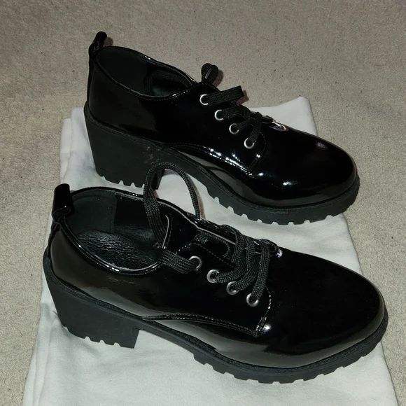 NWOT BLACK PATENT CHUNKY HEELS TIE SHOES - Picture 3 of 9